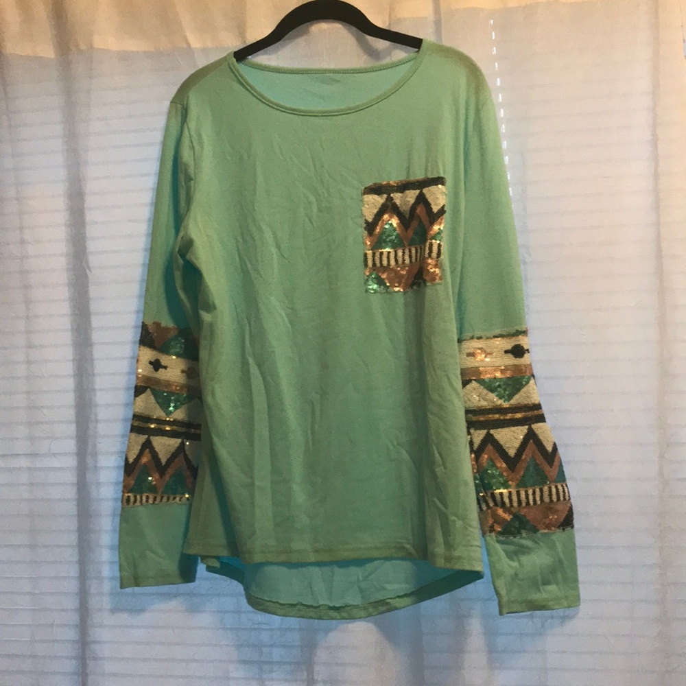Size medium. Bought on wish. Barely warn.